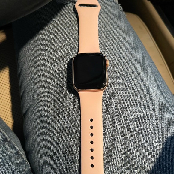 Apple Watch Series 4 with GPS & Cellular - Picture 3 of 4